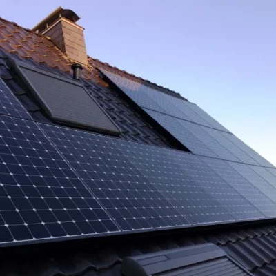 Dach mit installierter Photovoltaikanlage – Fachbetrieb Solaranlagen Köln.