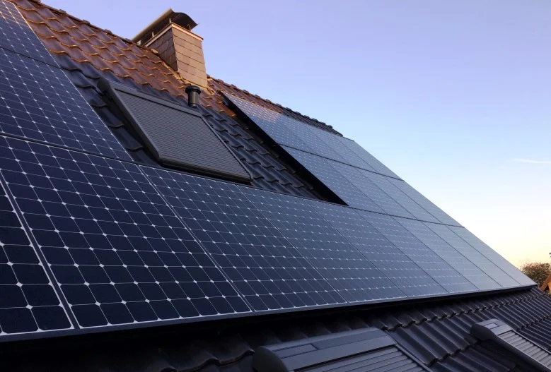 Dach mit installierter Photovoltaikanlage – Fachbetrieb Solaranlagen Köln.