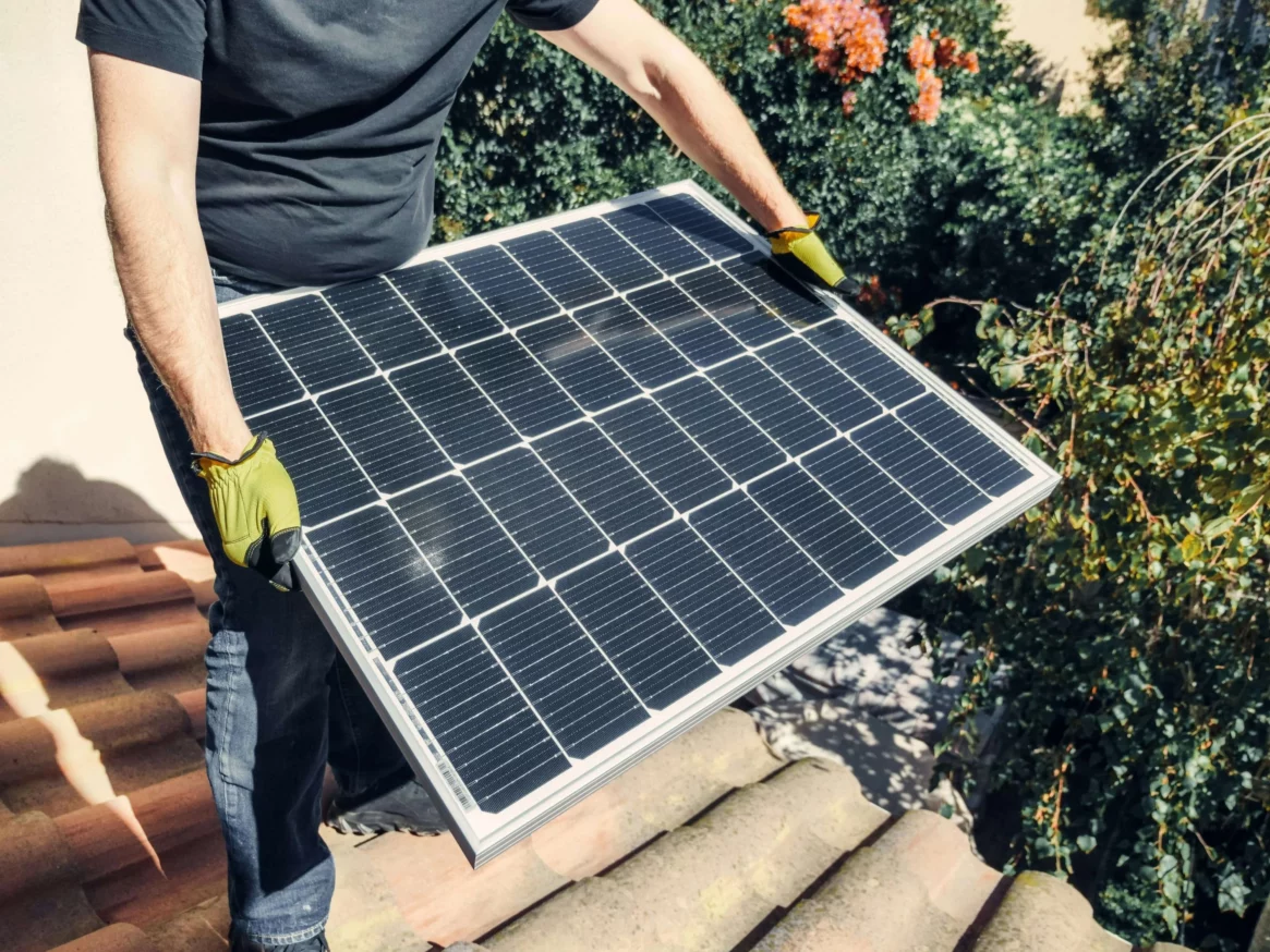 Monteur installiert Solarmodul auf Ziegeldach – Fachbetrieb Solaranlagen Köln.