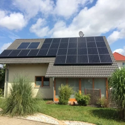 Wohnhaus mit Solaranlage in Köln – Förderung durch EEG und staatliche Programme.