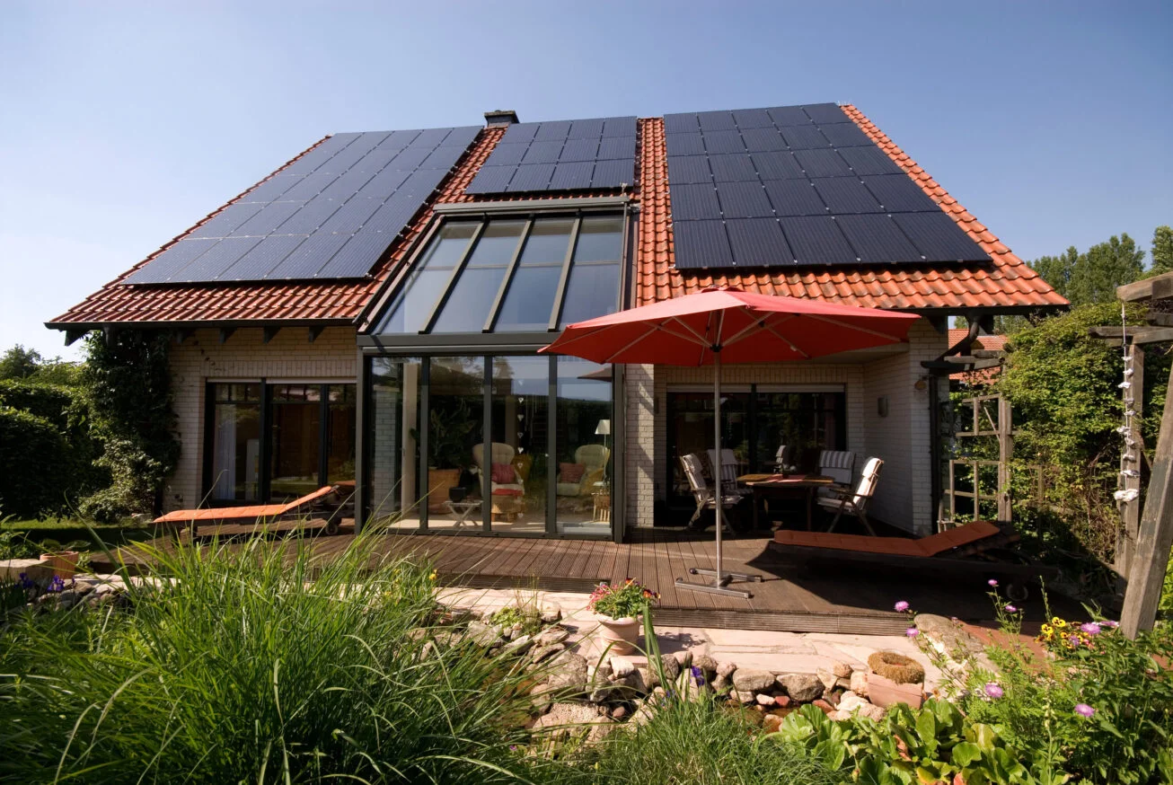 Wohnhaus mit Solarmodulen auf dem Dach – Solarstrom-Eigenverbrauch Köln.