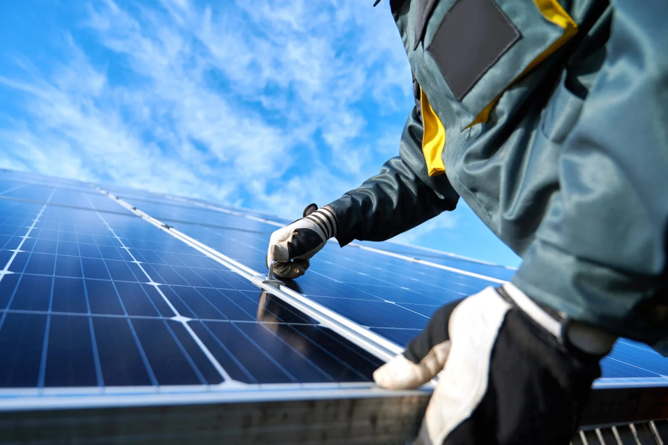 Monteur arbeitet an Photovoltaikanlage – Karrierechancen bei SolarEnergie Netzwerk in Köln.
