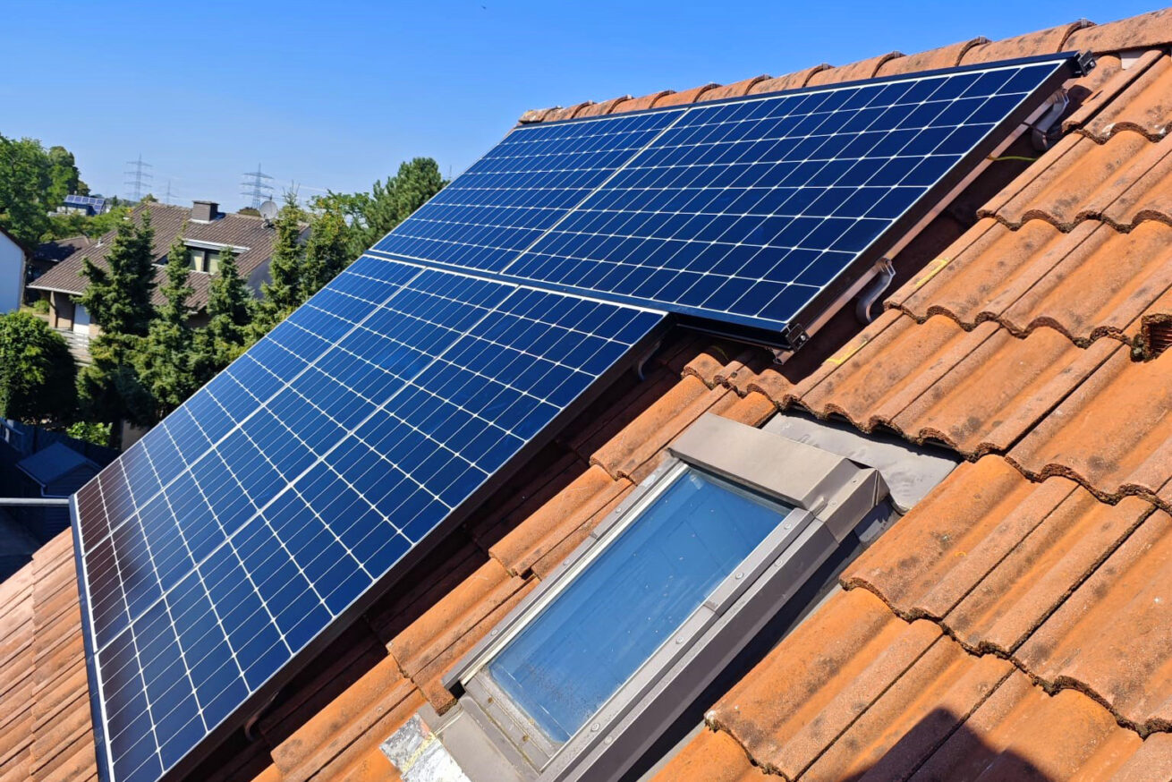 Hausdach mit Photovoltaikanlage in Köln.