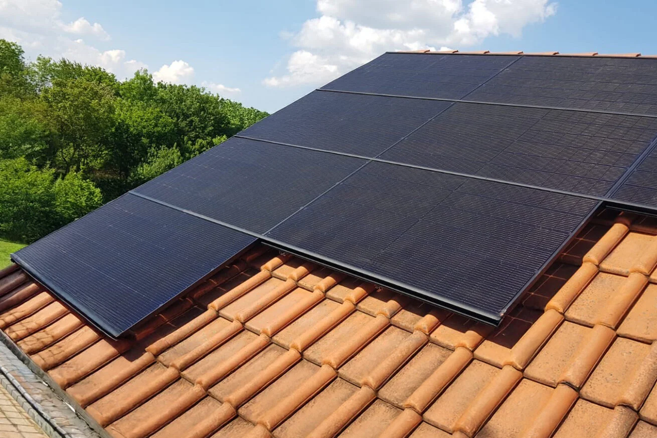 Photovoltaikanlage auf Ziegeldach in Köln – Partner für hochwertige Solartechnik.