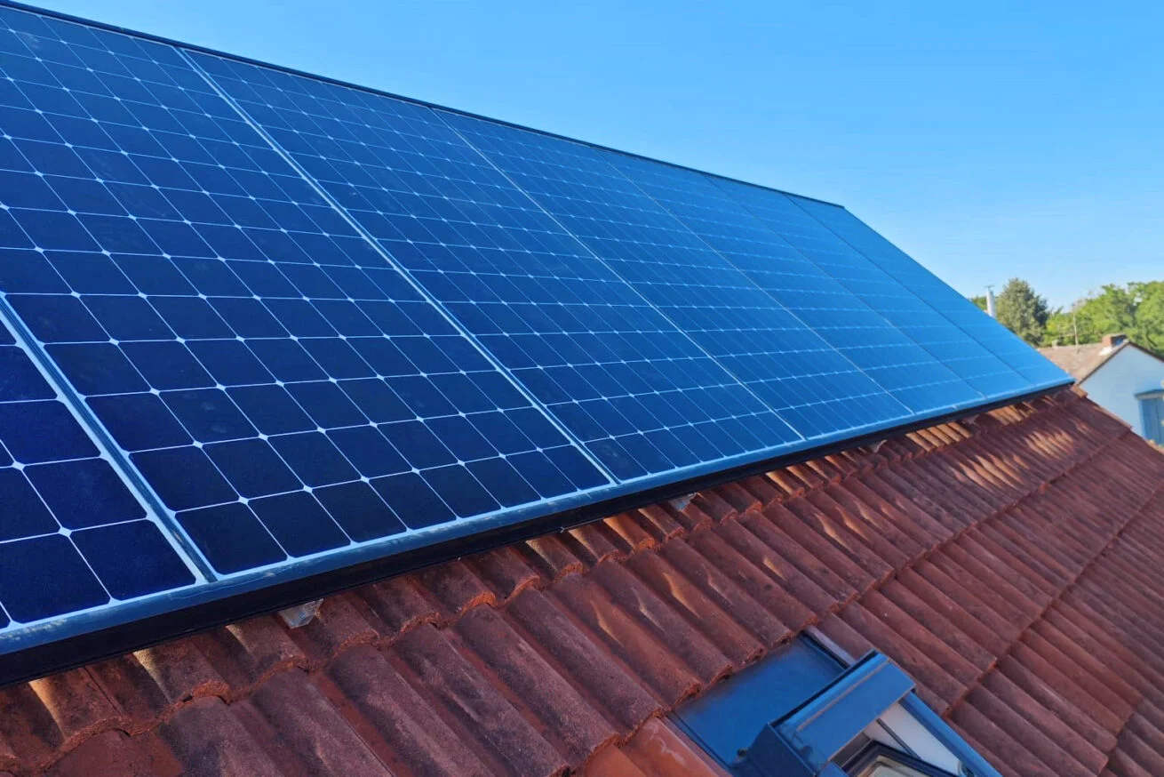 Photovoltaikanlage auf Ziegeldach bei Sonnenschein – Solarstromanlagen Köln.
