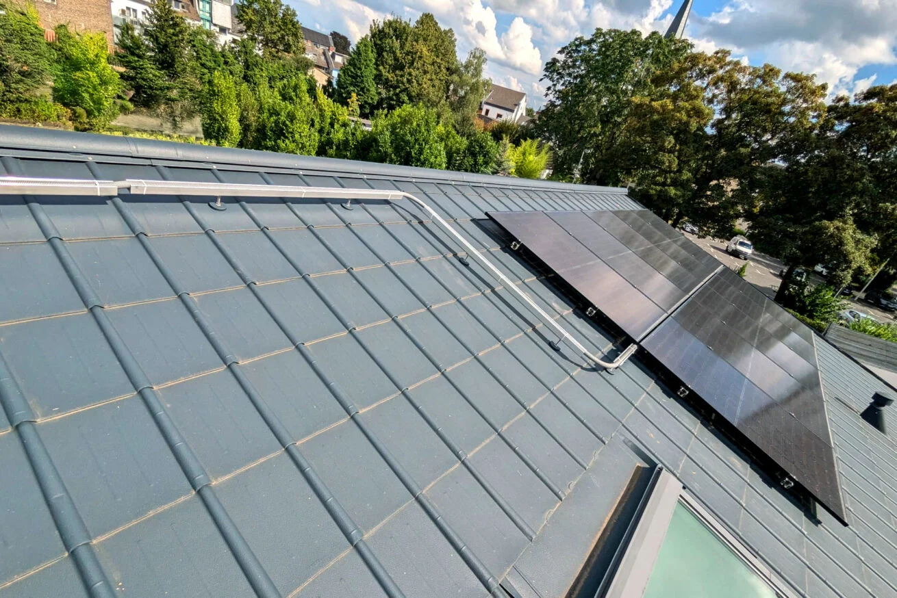 Photovoltaikanlage auf modernem Hausdach mit langlebigem Solarstromspeicher in Köln.
